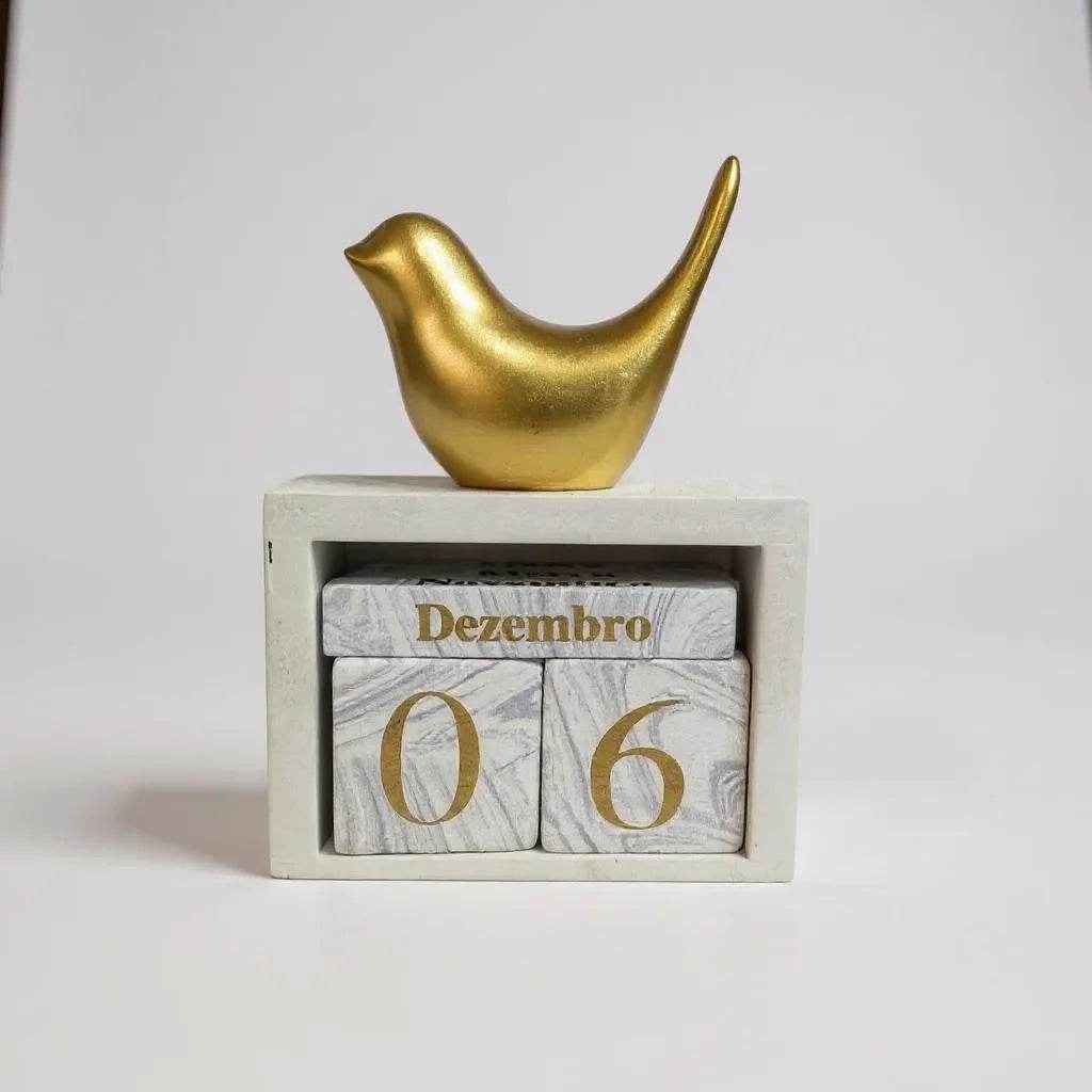 Escultura de Pássaro Dourado com Calendário Alidolado - Alidolado