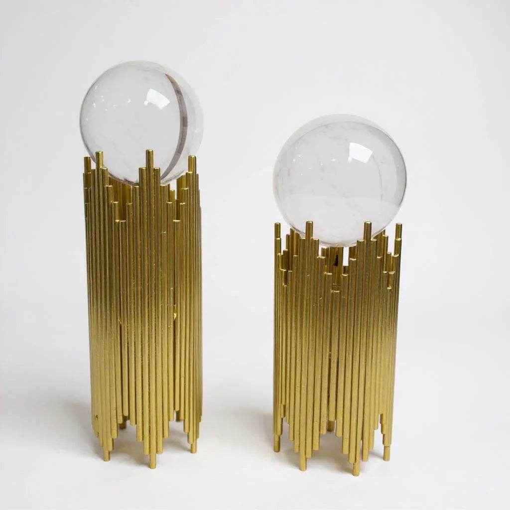 Escultura com Esfera de Vidro e Suporte em Ferro Dourado Alidolado - Alidolado