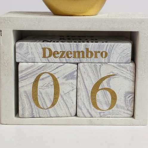 Escultura de Pássaro Dourado com Calendário Alidolado
