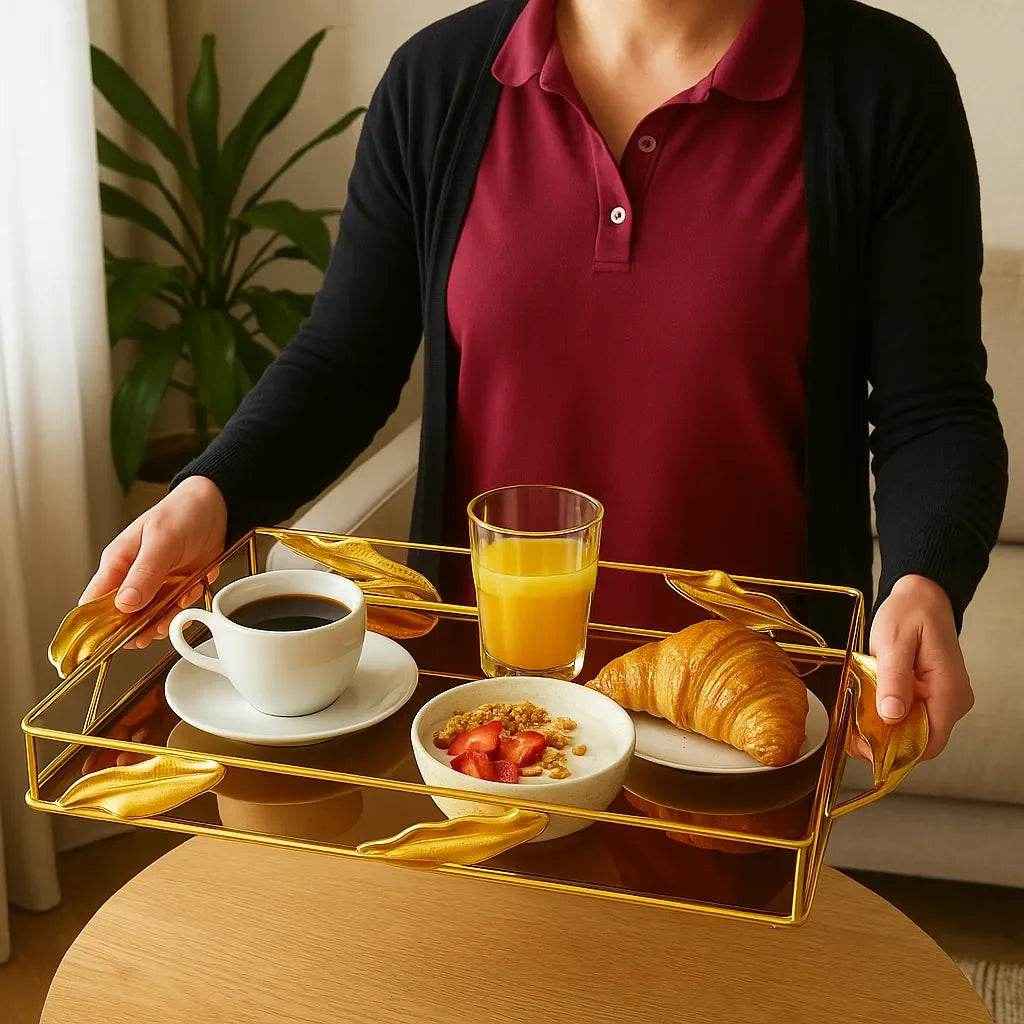 Bandeja de Vidro com Acabamento Dourado Luxo