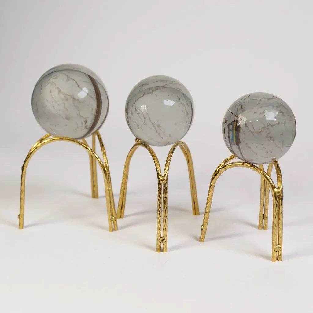 Escultura com Esfera de Vidro e Suporte em Ferro Dourado Alidolado - Alidolado