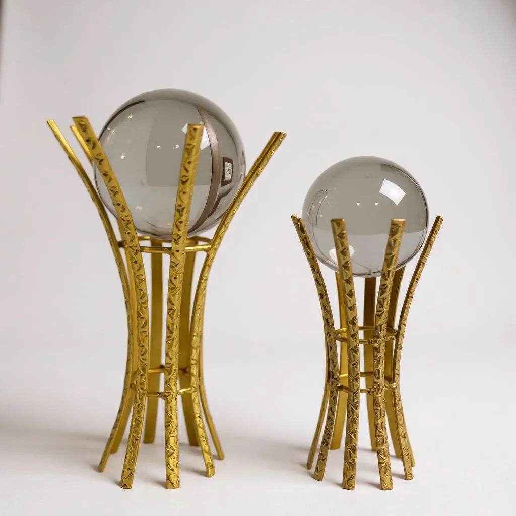 Escultura com Esfera de Vidro e Suporte em Ferro Dourado Alidolado - Alidolado