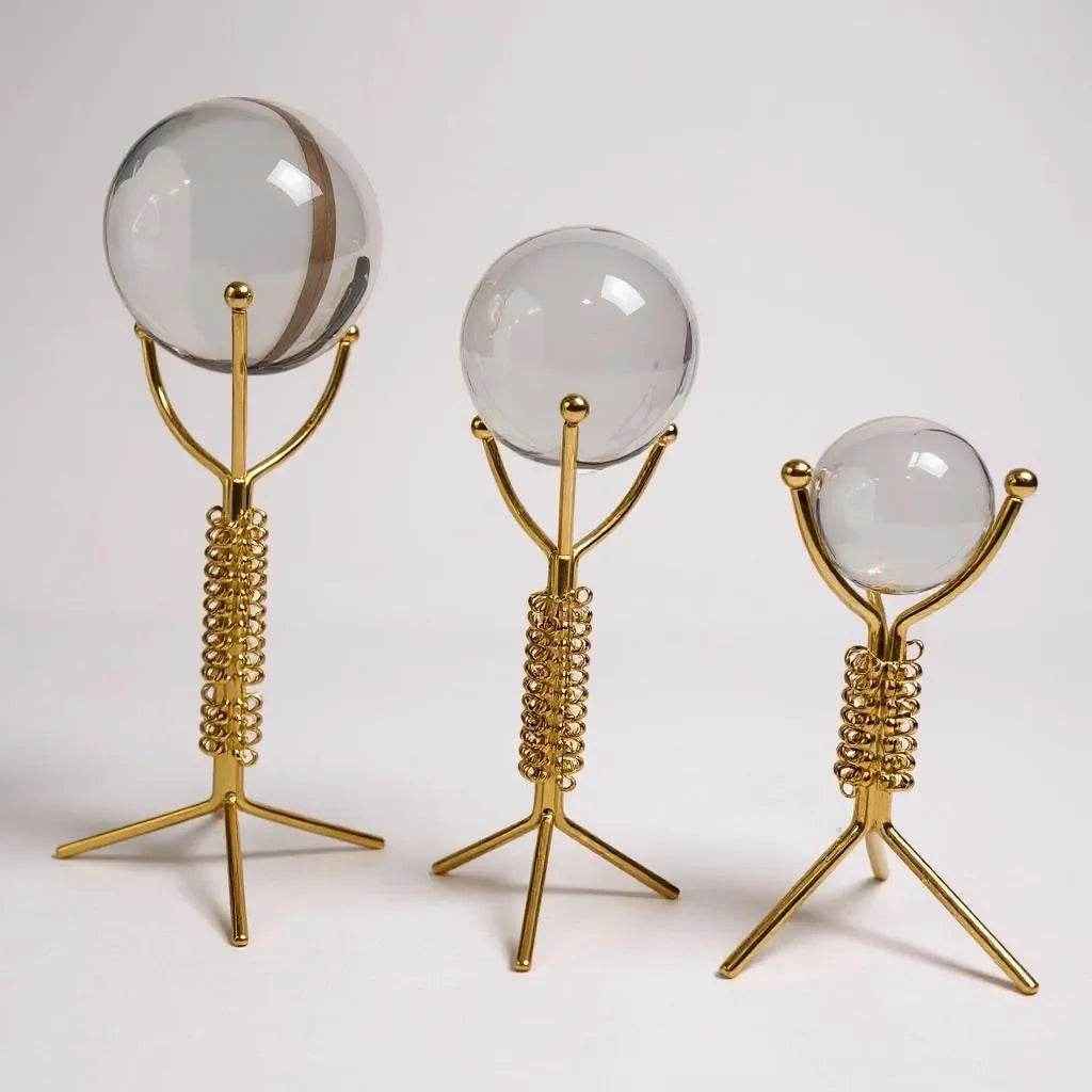 Escultura com Esfera de Vidro e Suporte em Ferro Dourado Alidolado - Alidolado