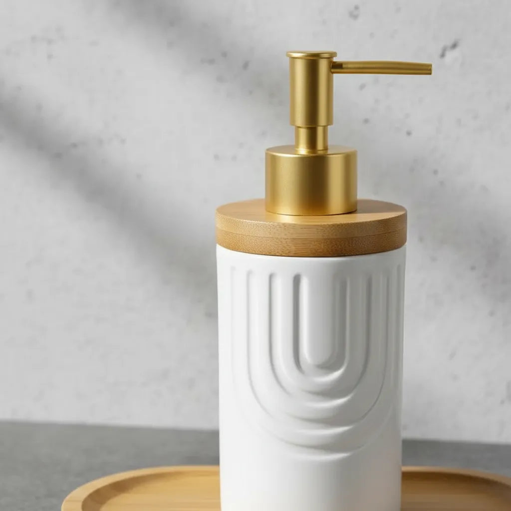 Conjunto de Banheiro Cerâmico Branco com Dourado e Bandeja de Bambu 2 Peças