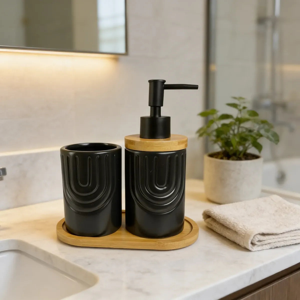 Conjunto de Banheiro Cerâmico Branco com Dourado e Bandeja de Bambu 2 Peças