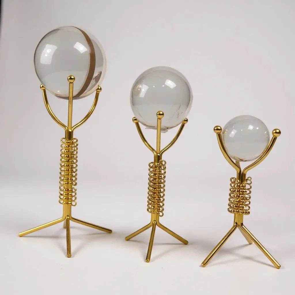 Escultura com Esfera de Vidro e Suporte em Ferro Dourado Alidolado - Alidolado