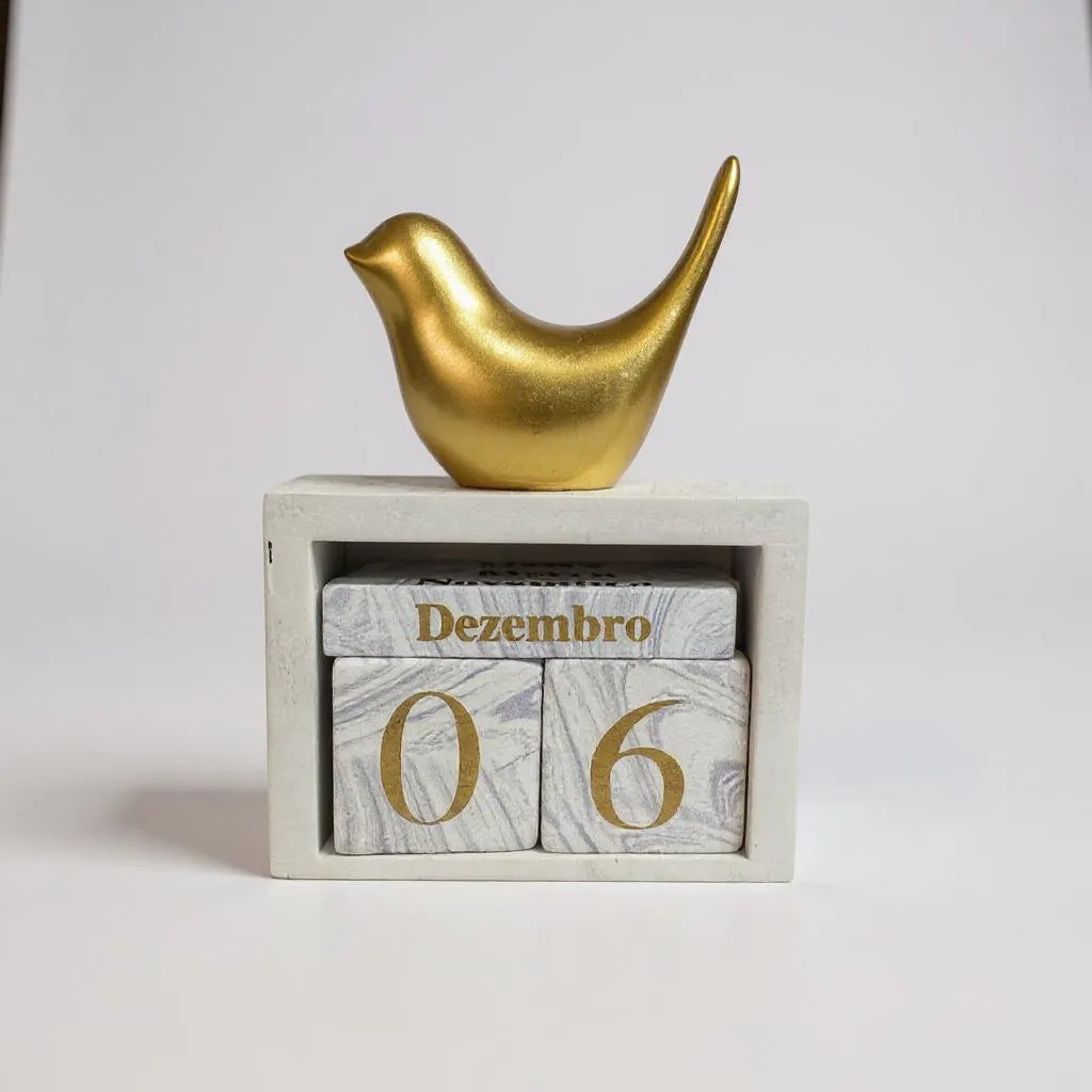 Escultura de Pássaro Dourado com Calendário Alidolado