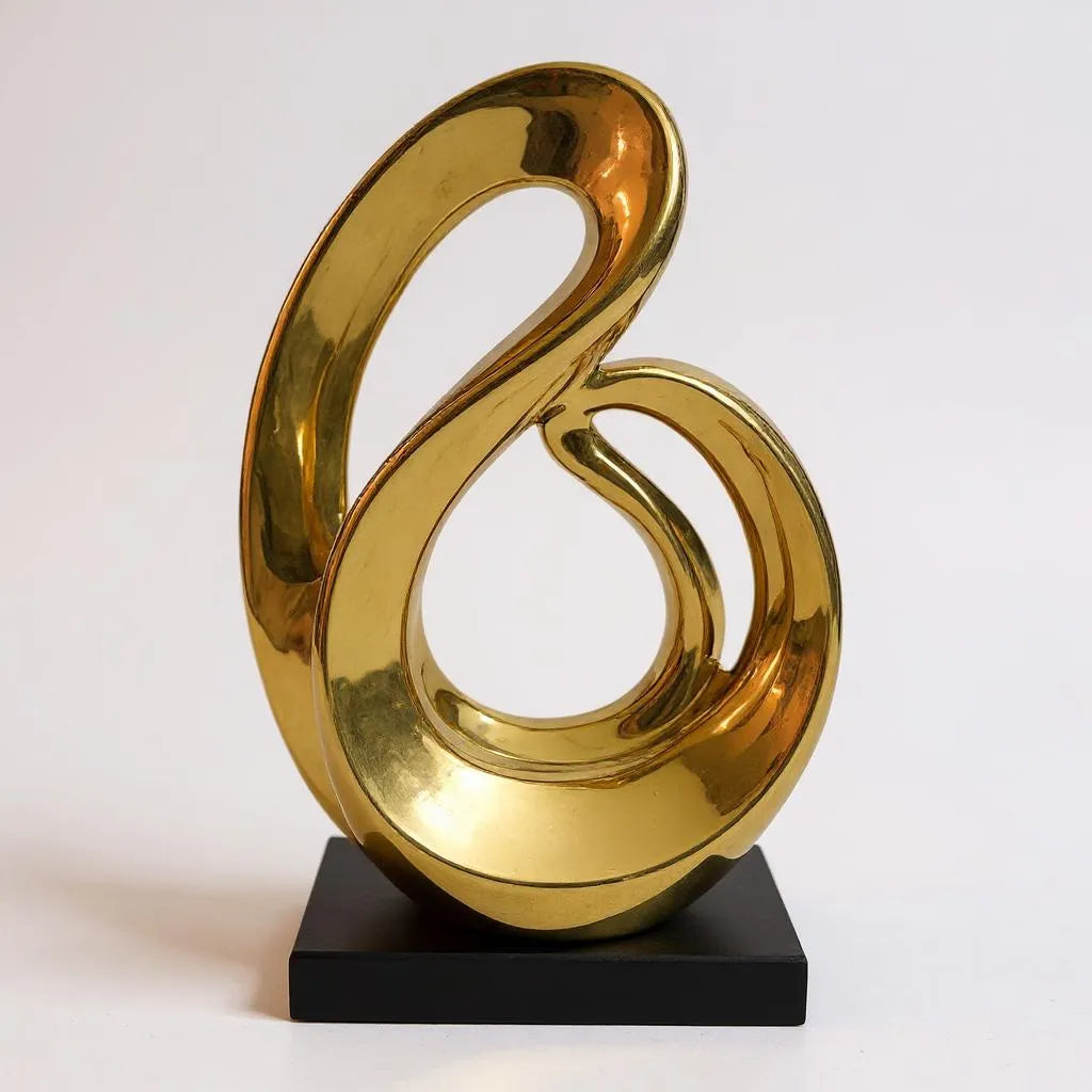 Escultura Abstrata com Base Preta e Detalhes Dourados Alidolado