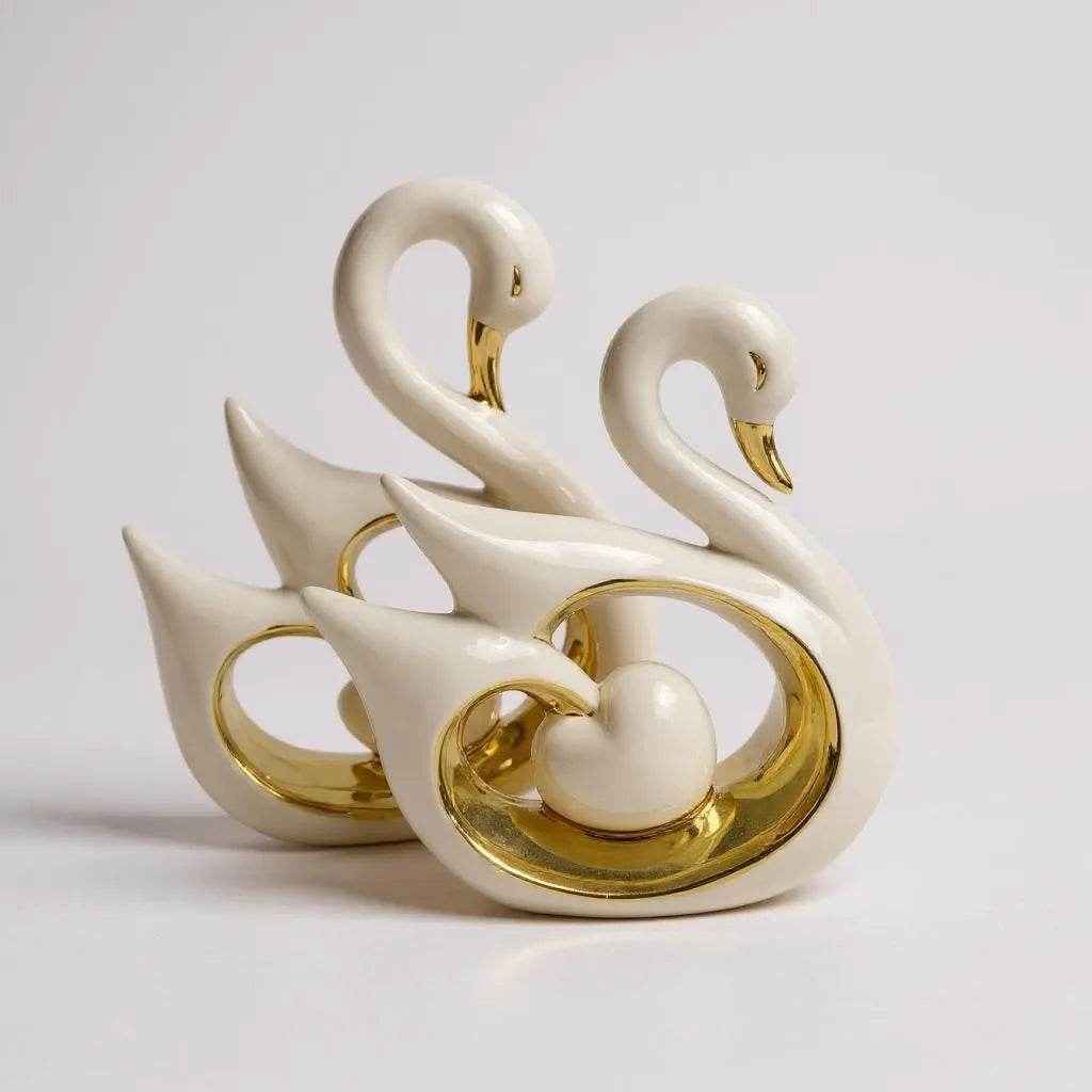 Par de Cisnes Decorativos Brancos com Detalhes Dourados