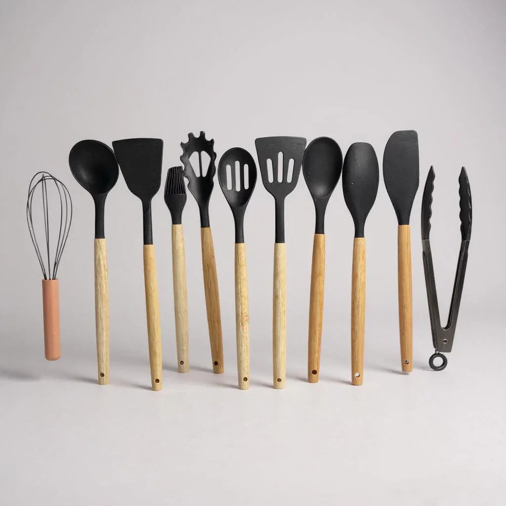 Conjunto de Utensílios de Cozinha Branco – 12 Peças com Cabo de Madeira e Suporte