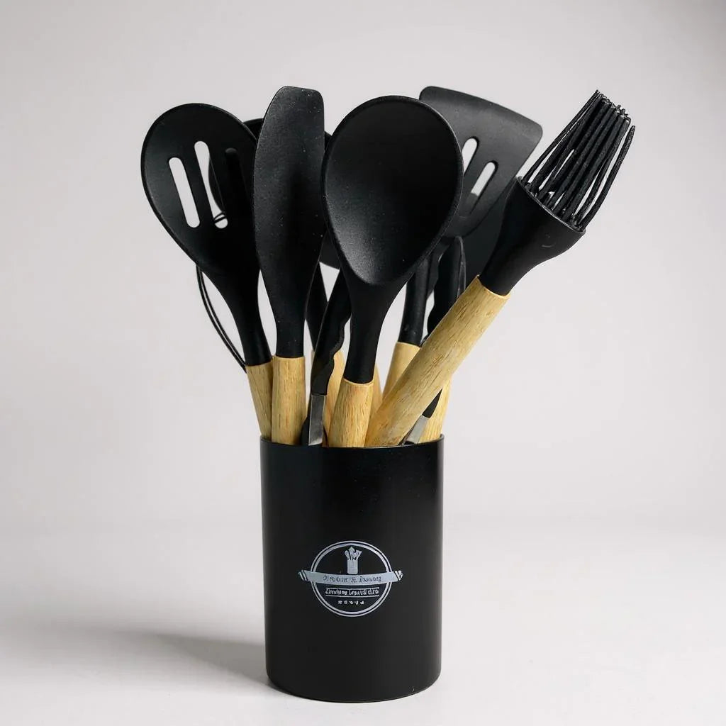 Conjunto de Utensílios de Cozinha Branco – 12 Peças com Cabo de Madeira e Suporte