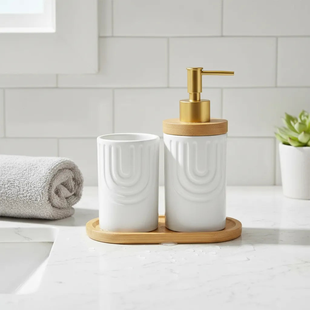 Conjunto de Banheiro Cerâmico Branco com Dourado e Bandeja de Bambu 2 Peças