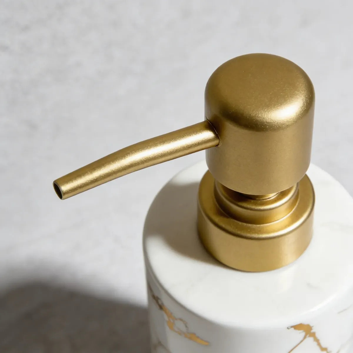Dispenser de Sabonete Cerâmico Branco Marmorizado com Tampa Dourada