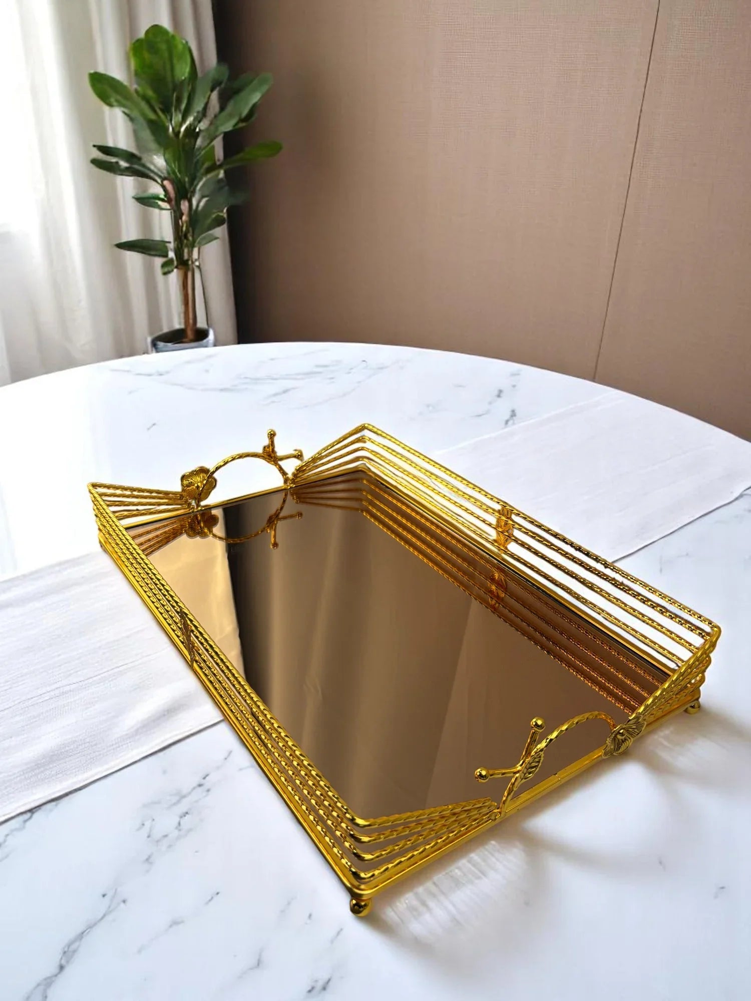 Bandeja de Vidro com Estrutura Dourada Pequena Alidolado
