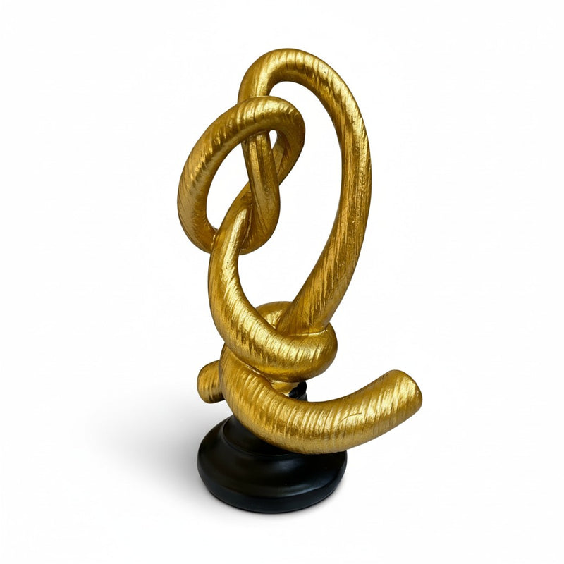 Escultura Decorativa Entrelaçada Dourada com Base Preta em Resina