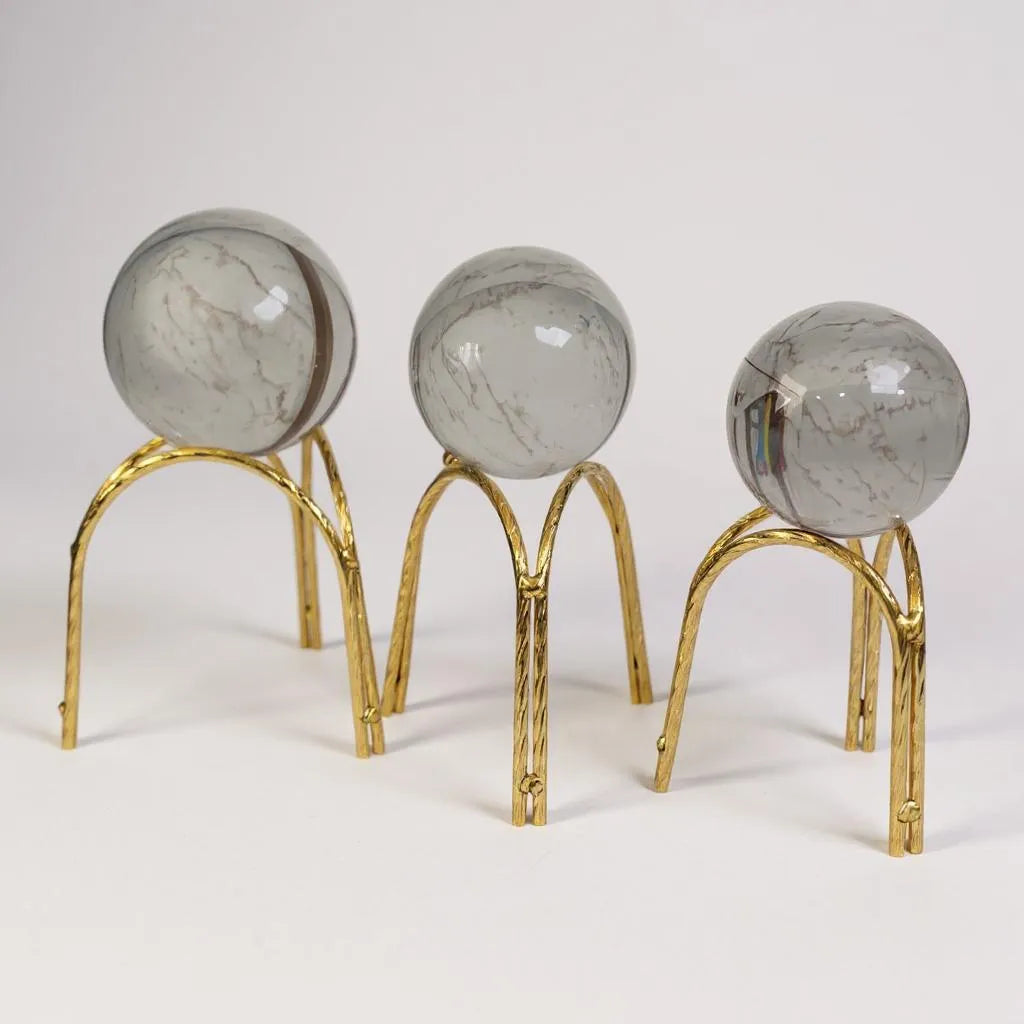 Escultura com Esfera de Vidro e Suporte em Ferro Dourado Alidolado