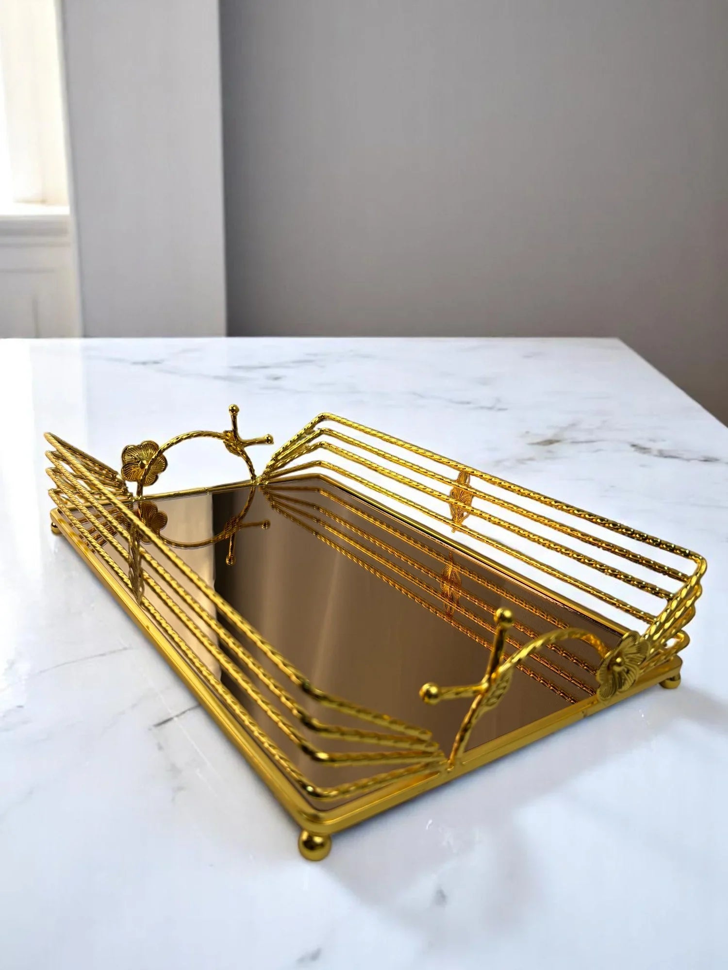 Bandeja de Vidro com Acabamento Dourado Decorativo Alidolado