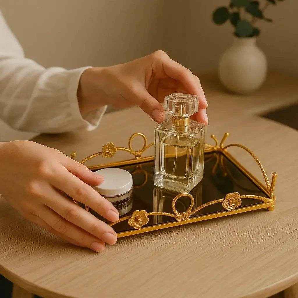 Bandeja de Vidro com Acabamento Dourado Alidolado