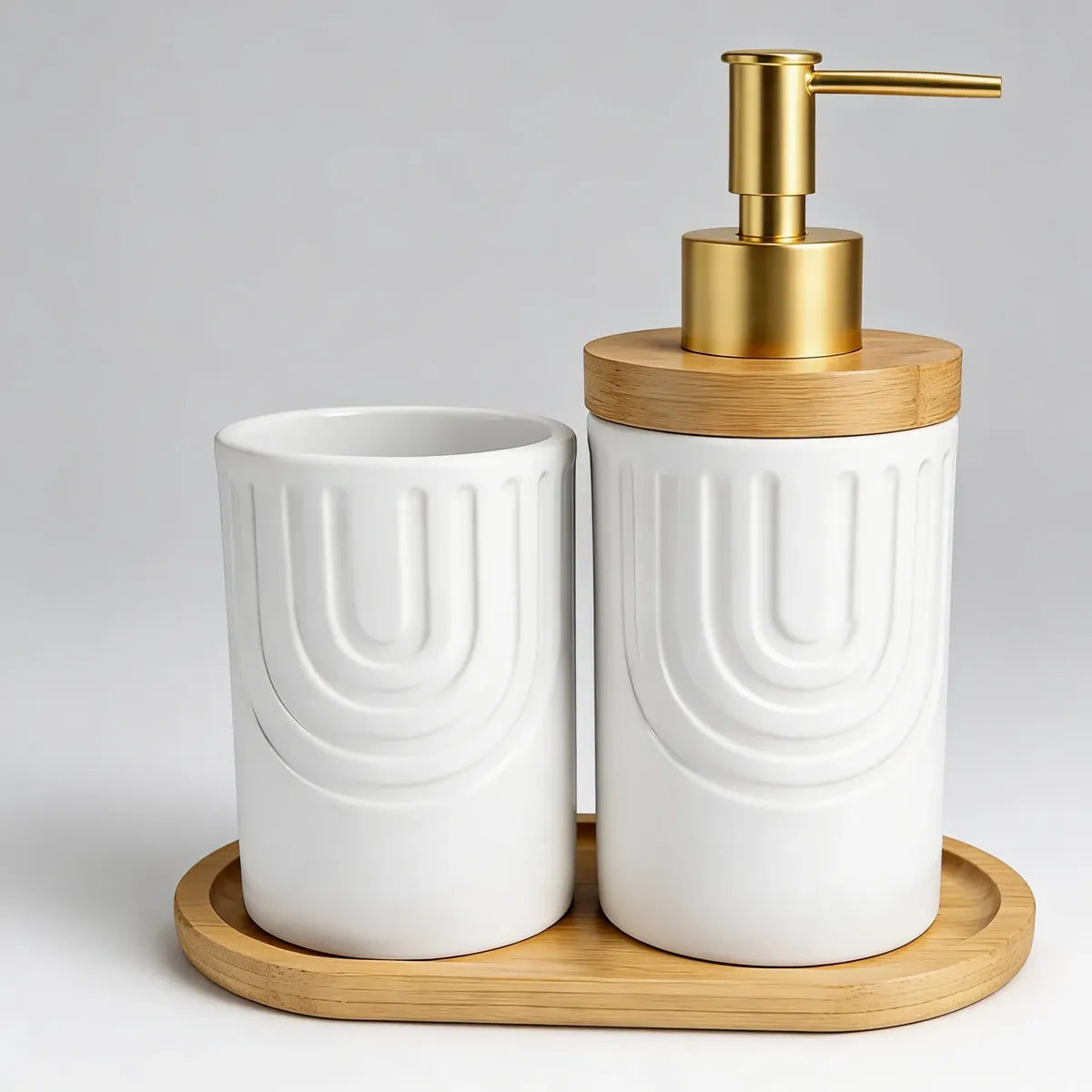 Conjunto de Banheiro Cerâmico Branco com Dourado e Bandeja de Bambu 2 Peças