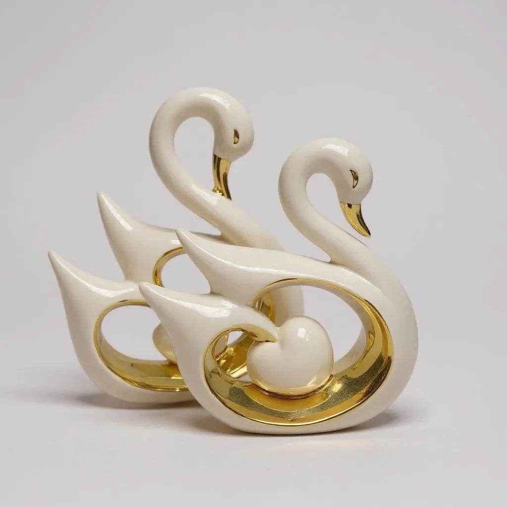 Par de Cisnes Decorativos Brancos com Detalhes Dourados