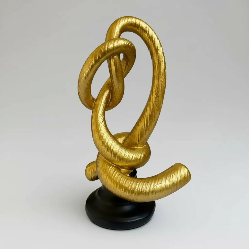 Escultura Decorativa Entrelaçada Dourada com Base Preta em Resina