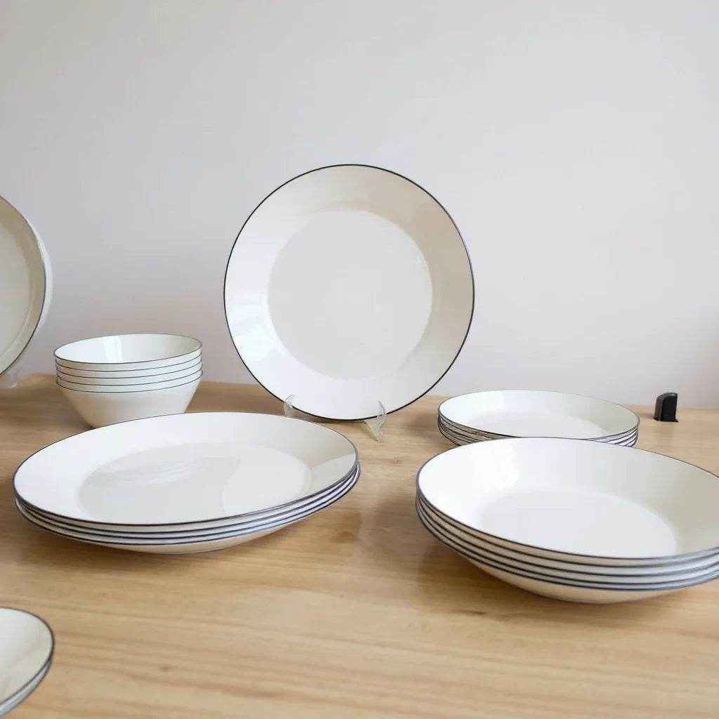 Jogo de Pratos Brancos com Borda Preta – 24 Peças - Alidolado
