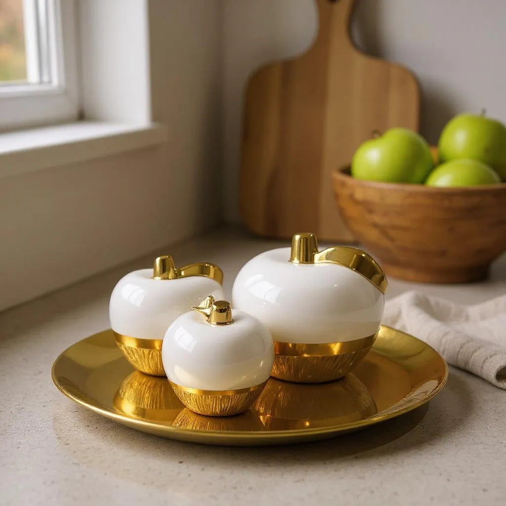 Conjunto com Maçãs e Bandeja Dourada Decorativa Alidolado
