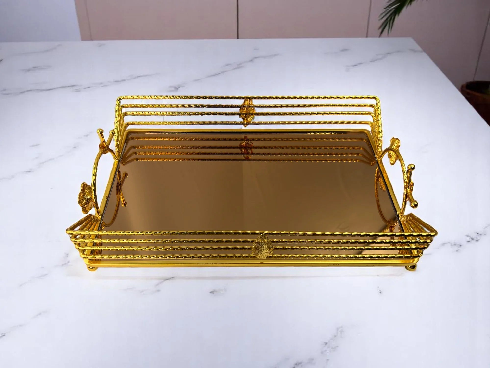 Bandeja de Vidro com Acabamento Dourado Decorativo Alidolado