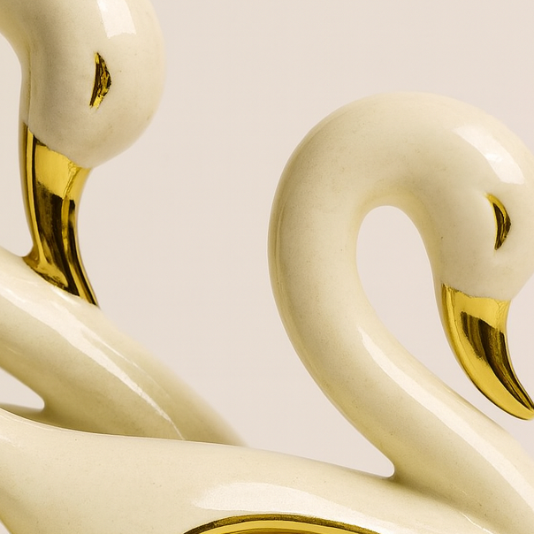 Par de Cisnes Decorativos Brancos com Detalhes Dourados