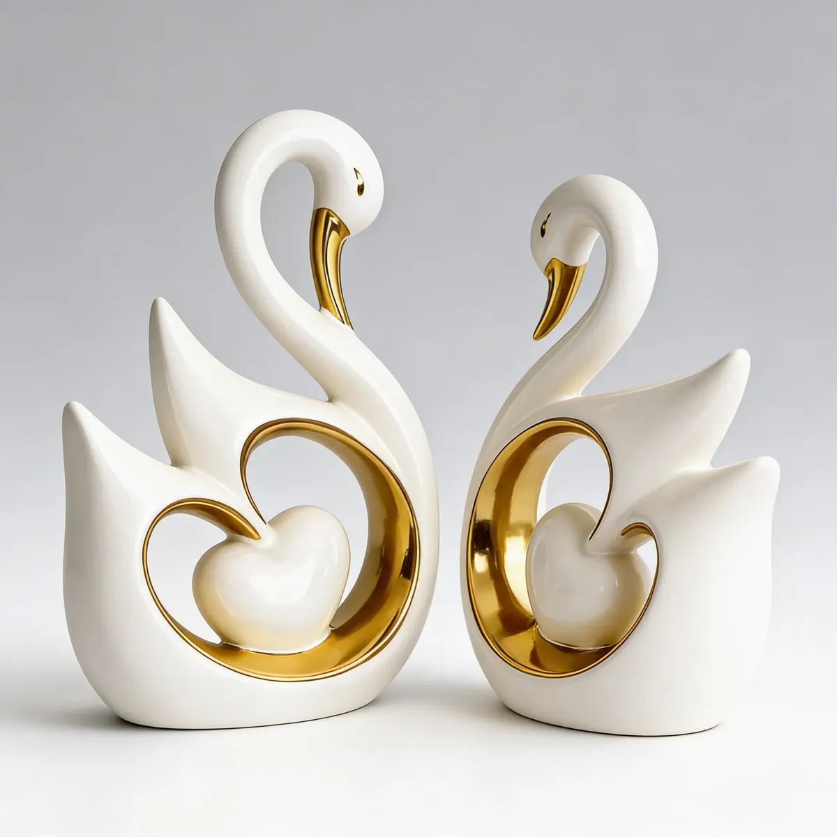 Par de Cisnes Decorativos Brancos com Detalhes Dourados