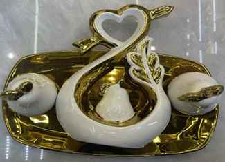 Conjunto de Esculturas Decorativas Corações e Pêras em Cerâmica Branco com Dourado